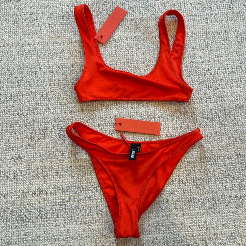 Triangl red bikini